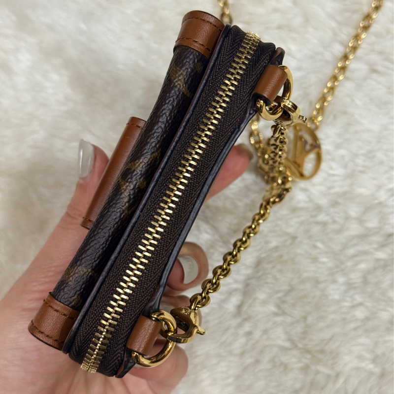 很少見的LV鏈帶斜背錢包 達芙妮 LV的拉鍊錢包出名好用 鈔票只需對折放-10