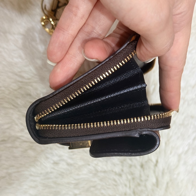 很少見的LV鏈帶斜背錢包 達芙妮 LV的拉鍊錢包出名好用 鈔票只需對折放-17