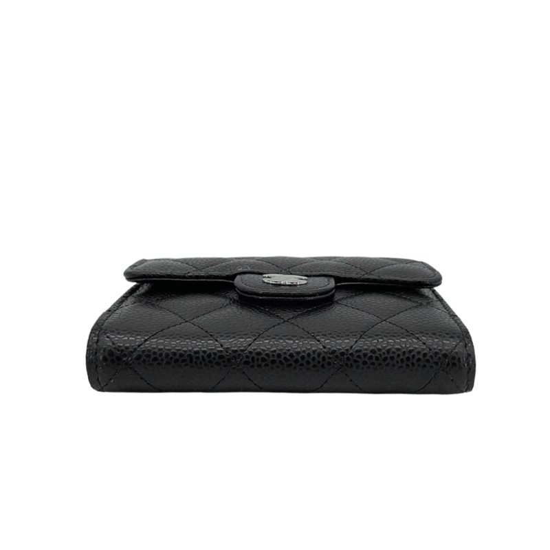 Chanel 展示品 銀雙C粒紋牛皮扣式三折短夾(AP0231-黑)-3