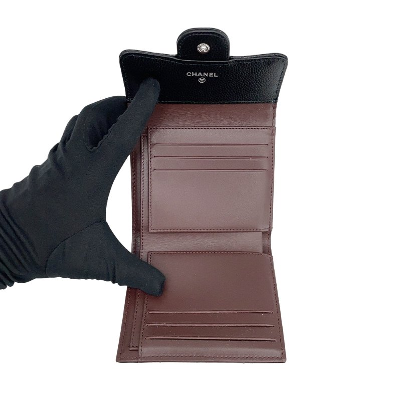 Chanel 展示品 銀雙C粒紋牛皮扣式三折短夾(AP0231-黑)-4