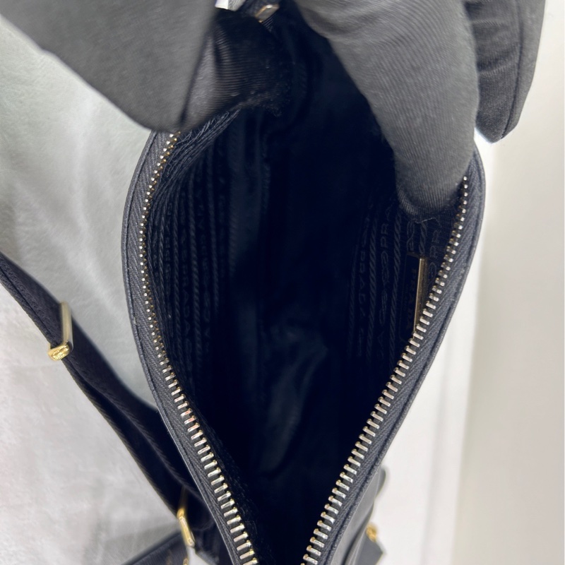 Prada 普拉達 三合一 Hobo 黑金十字紋牛皮肩斜背包 尺寸：22*16cm-8