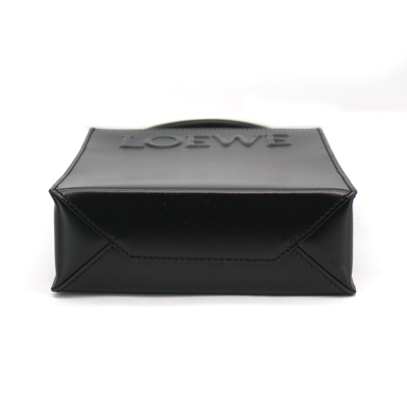 Loewe 展示品 Standard A5 浮雕字母小牛皮二用托特包(黑)-3
