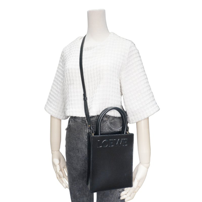 Loewe 展示品 Standard A5 浮雕字母小牛皮二用托特包(黑)-5