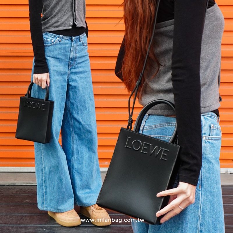 Loewe 展示品 Standard A5 浮雕字母小牛皮二用托特包(黑)-0