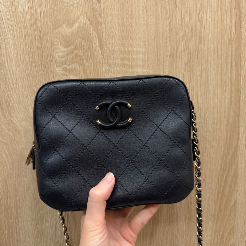Chanel 黑牛皮雙C皮釦ㄇ拉相機包AS0538-0