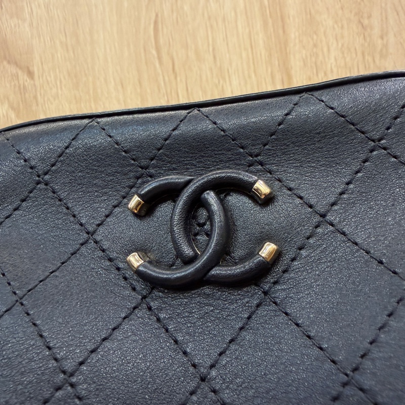 Chanel 黑牛皮雙C皮釦ㄇ拉相機包AS0538-1
