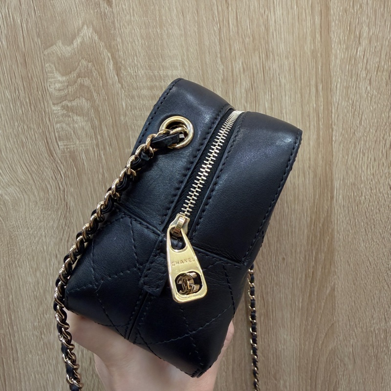 Chanel 黑牛皮雙C皮釦ㄇ拉相機包AS0538-3