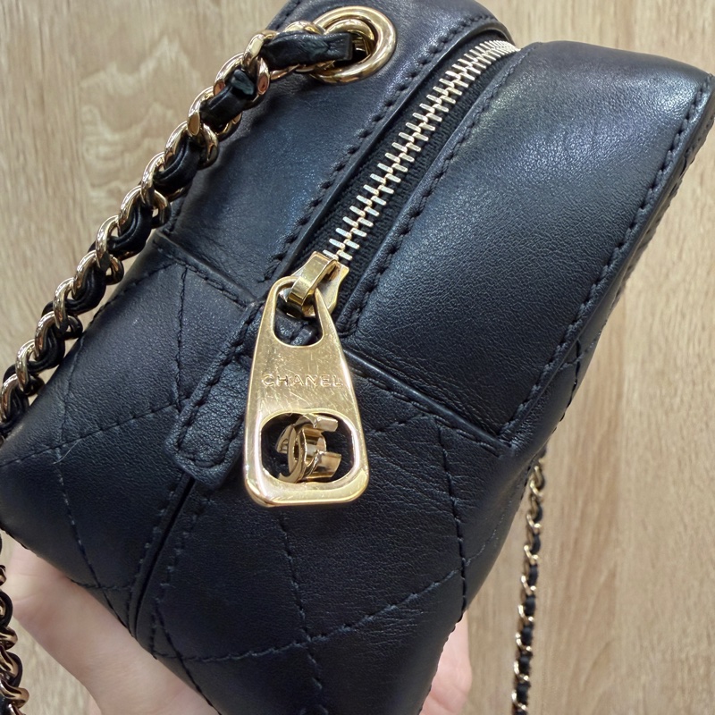 Chanel 黑牛皮雙C皮釦ㄇ拉相機包AS0538-4
