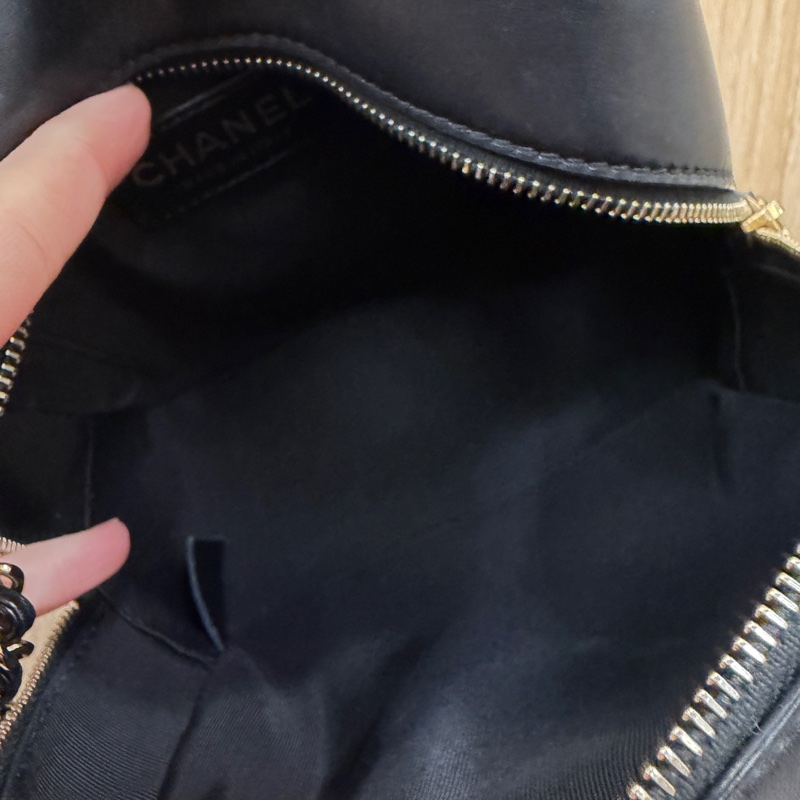 Chanel 黑牛皮雙C皮釦ㄇ拉相機包AS0538-10