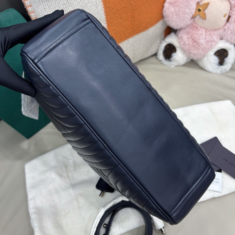 【全新品】Prada 深藍色Diagram全皮手提單肩包-4