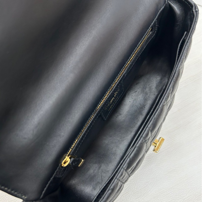 【近新閒置品】迪奧Dior 黑金粒面牛皮 中號Caro 23編碼 鏈條包 logo五金很新-8