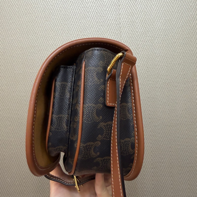 Celine PVC咖牛皮金釦中型斜背馬鞍包-2