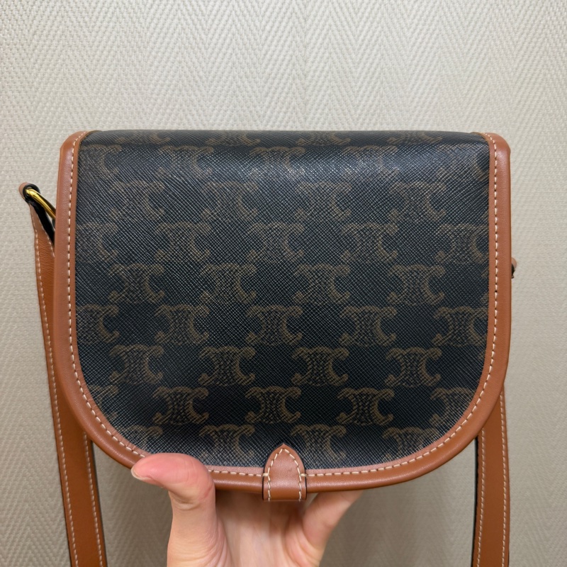 Celine PVC咖牛皮金釦中型斜背馬鞍包-5