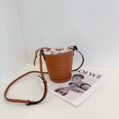 【閒置新🆕】Loewe 焦糖色水桶包經典壓紋Logo搭配皮質桶身 焦糖棕 斜挎包