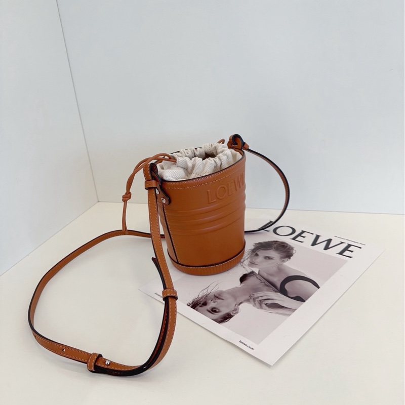 【閒置新🆕】Loewe 焦糖色水桶包經典壓紋Logo搭配皮質桶身 焦糖棕 斜挎包-1