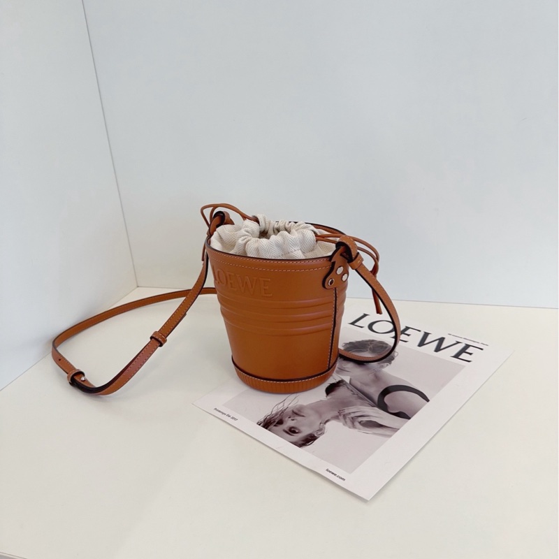 【閒置新🆕】Loewe 焦糖色水桶包經典壓紋Logo搭配皮質桶身 焦糖棕 斜挎包-2