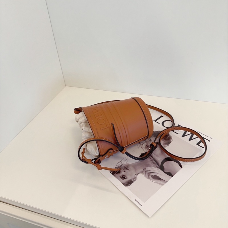 【閒置新🆕】Loewe 焦糖色水桶包經典壓紋Logo搭配皮質桶身 焦糖棕 斜挎包-5