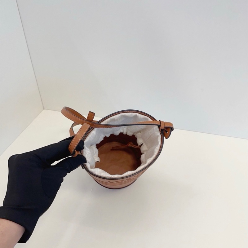 【閒置新🆕】Loewe 焦糖色水桶包經典壓紋Logo搭配皮質桶身 焦糖棕 斜挎包-7
