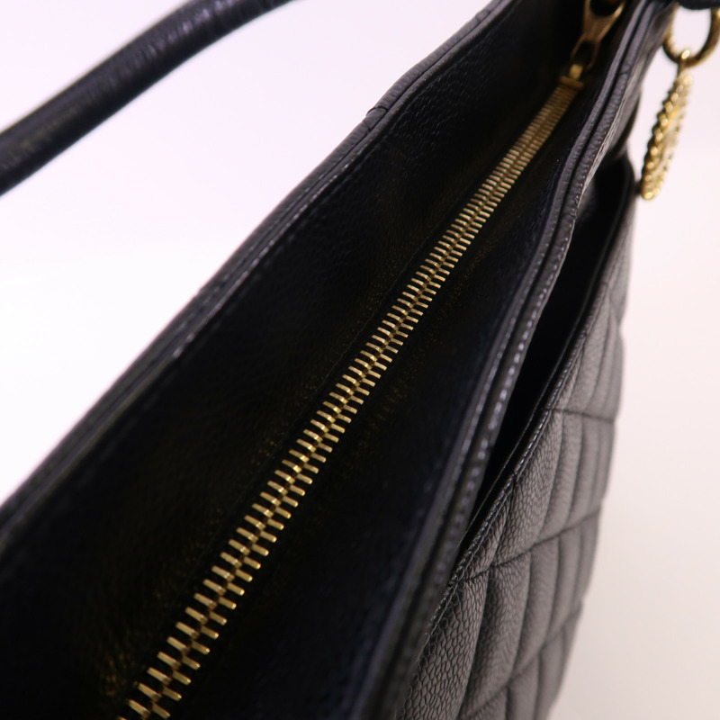 CHANEL 牛皮皮革Handbag金扣手挽袋-15