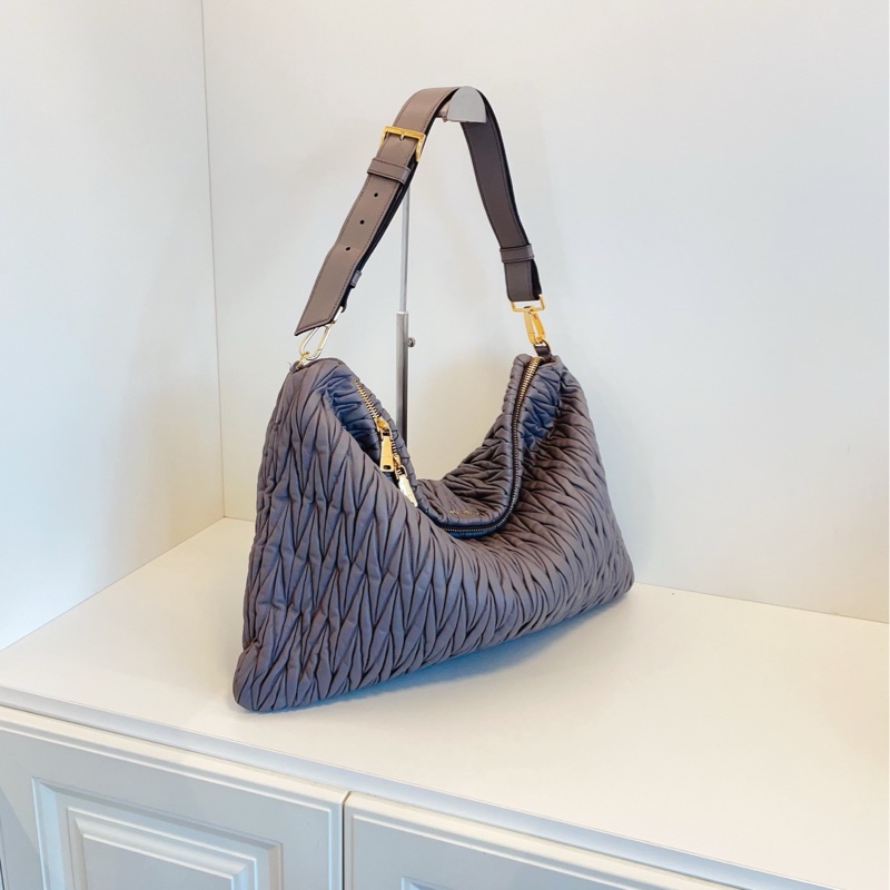 【97新🆕】MiuMiu  灰金皺摺全皮機場包 單肩包-2