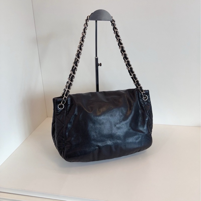 【98新🆕】Chanel 黑銀浮雕大logo 荔枝牛皮 翻蓋機場鏈條包單肩包-1
