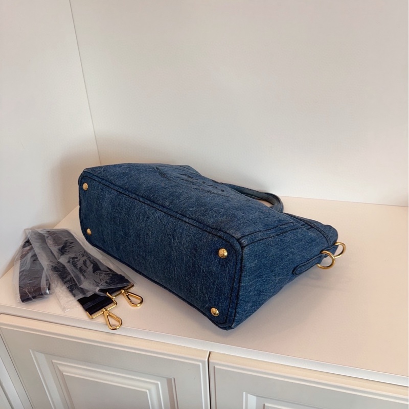 ✨Prada 牛仔丹寧 手提沙灘包 2way 包型很好 內外乾淨💙-8