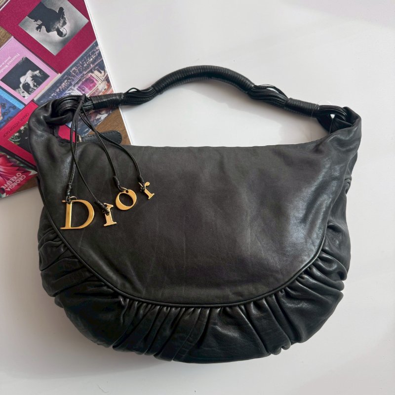 DIOR 黑色全真皮金屬吊飾抓褶肩背包-0