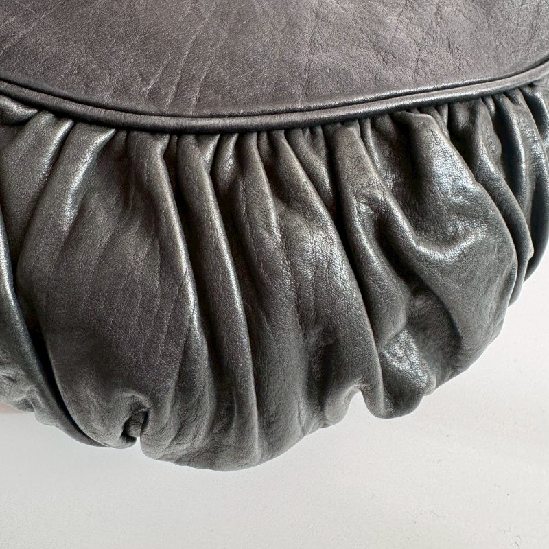 DIOR 黑色全真皮金屬吊飾抓褶肩背包-4