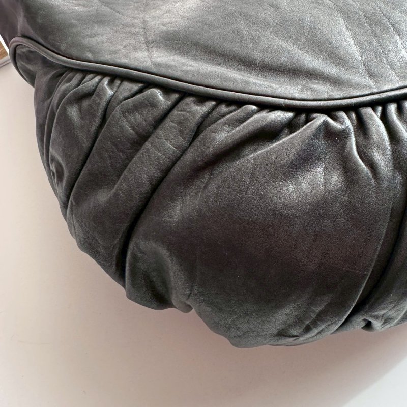 DIOR 黑色全真皮金屬吊飾抓褶肩背包-5