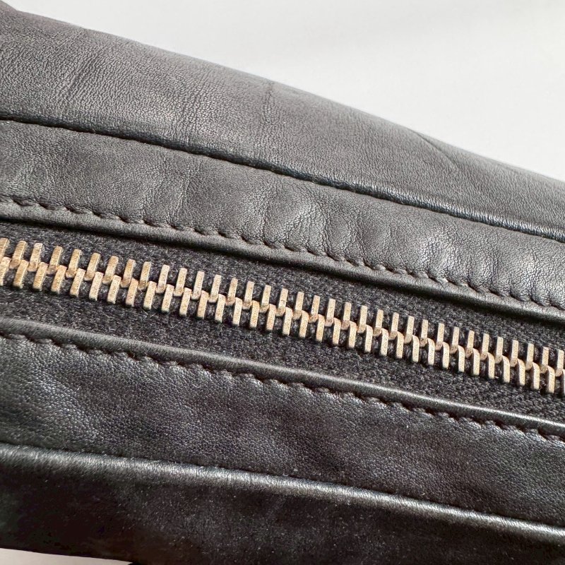 DIOR 黑色全真皮金屬吊飾抓褶肩背包-11