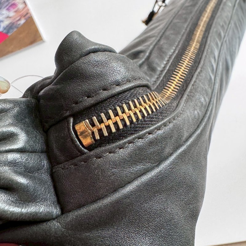 DIOR 黑色全真皮金屬吊飾抓褶肩背包-12