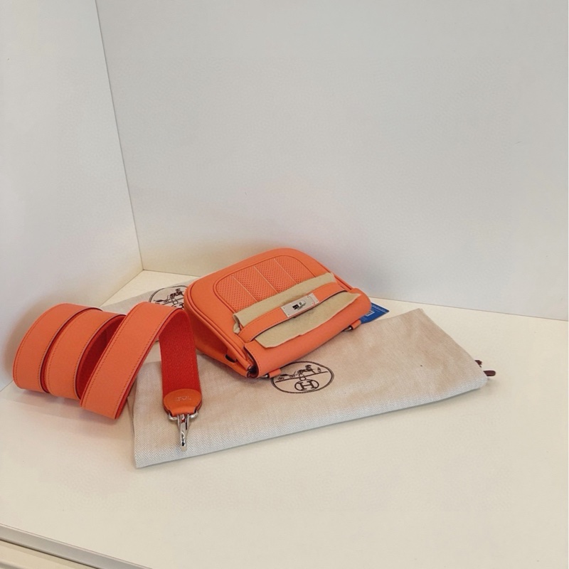 【閒置帶膜🆕】Hermes Berline mini奶油粉橘🍊Kelly銀扣小方胖子/柏林包 雙面寬肩帶郵差包 T刻 Ec皮 斜挎包-4
