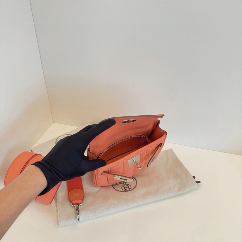 【閒置帶膜🆕】Hermes Berline mini奶油粉橘🍊Kelly銀扣小方胖子/柏林包 雙面寬肩帶郵差包 T刻 Ec皮 斜挎包-7