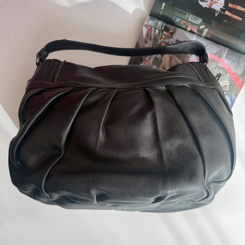 GUCCI 黑色全皮革半月單肩包(附背帶)(此款不易價)-1