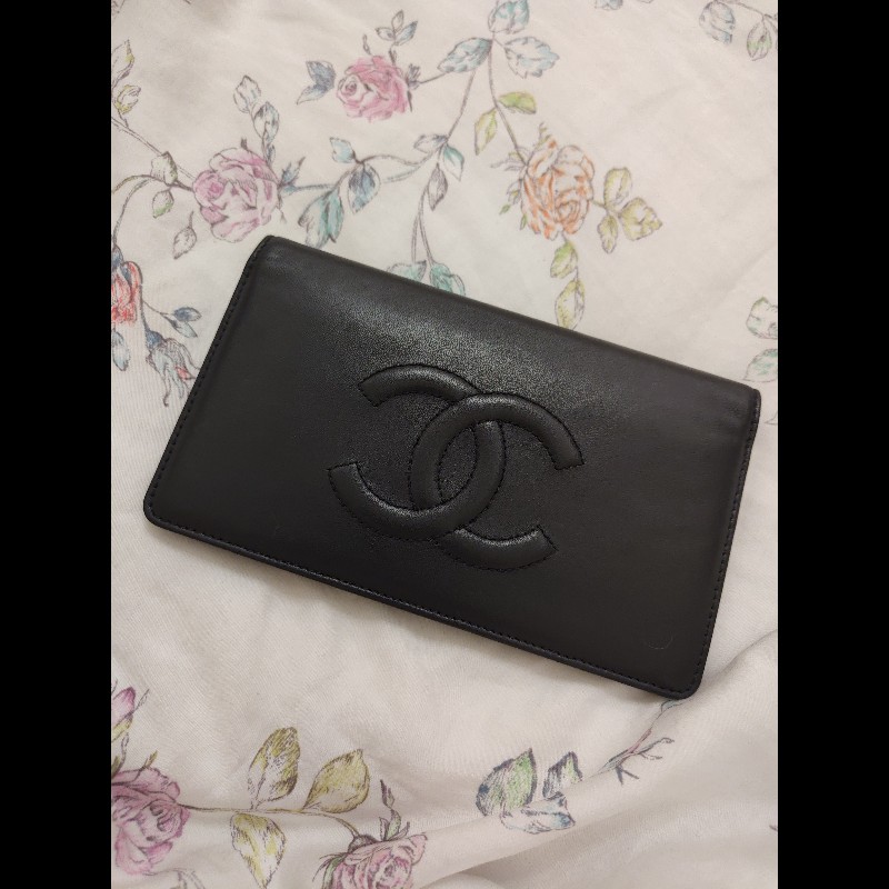 CHANEL 黑浮雕羊皮對開長夾(二手)-0