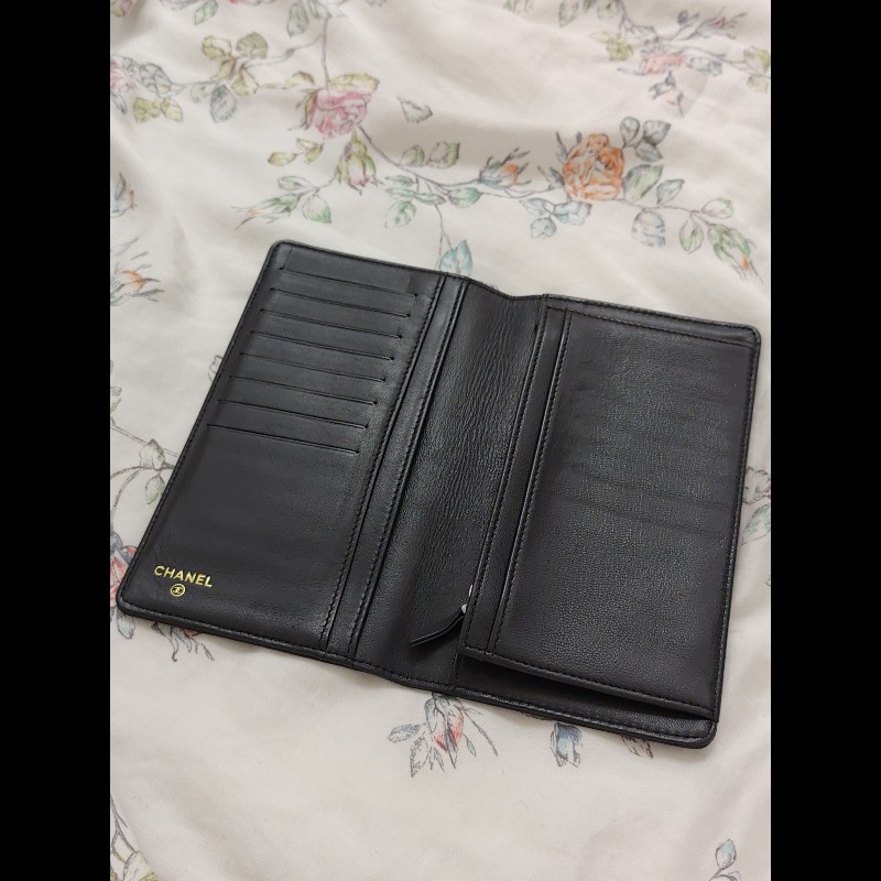 CHANEL 黑浮雕羊皮對開長夾(二手)-2
