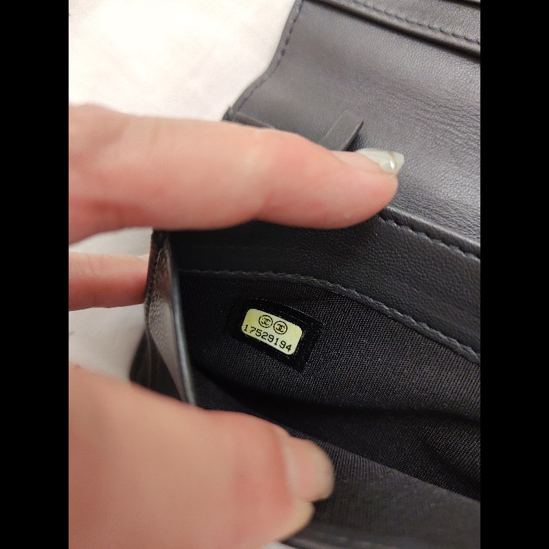 CHANEL 黑浮雕羊皮對開長夾(二手)-6