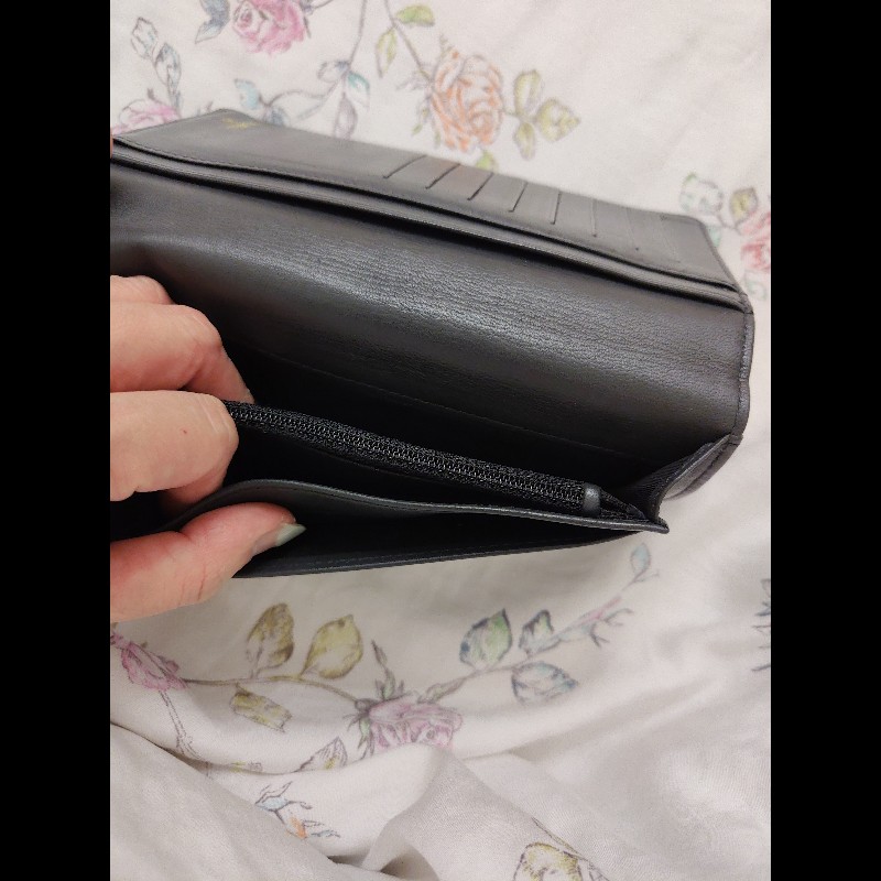 CHANEL 黑浮雕羊皮對開長夾(二手)-11