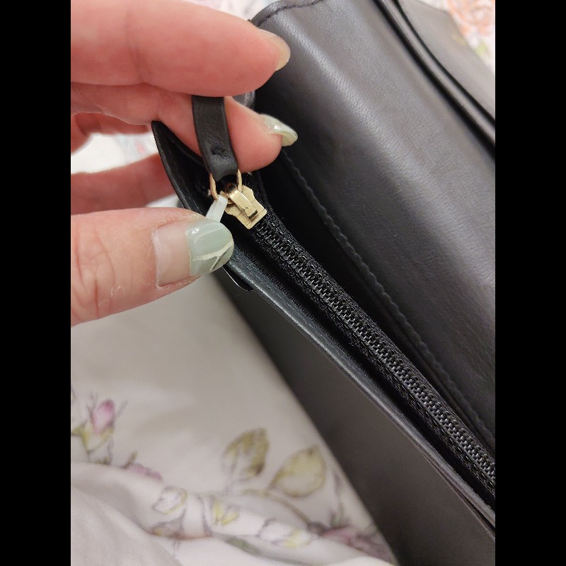 CHANEL 黑浮雕羊皮對開長夾(二手)-14