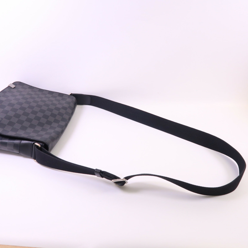 LOUIS VUITTON Damier Graphite Distrist PM銀扣肩背袋-7