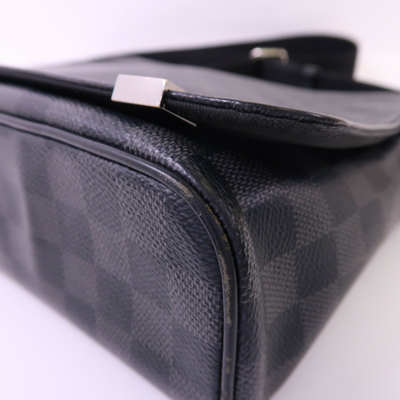 LOUIS VUITTON Damier Graphite Distrist PM銀扣肩背袋-8
