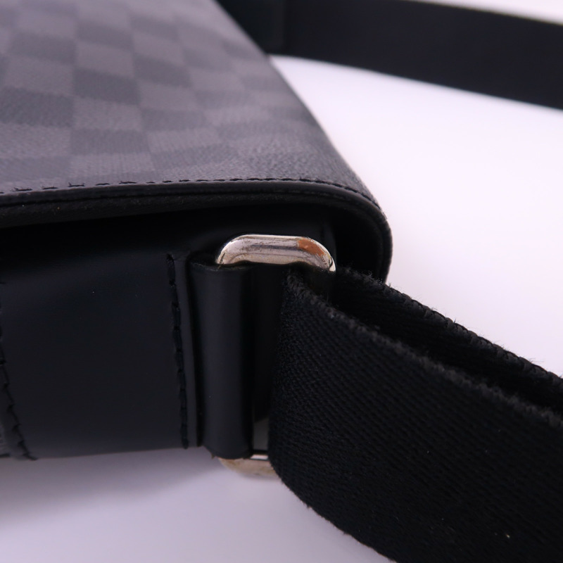 LOUIS VUITTON Damier Graphite Distrist PM銀扣肩背袋-12
