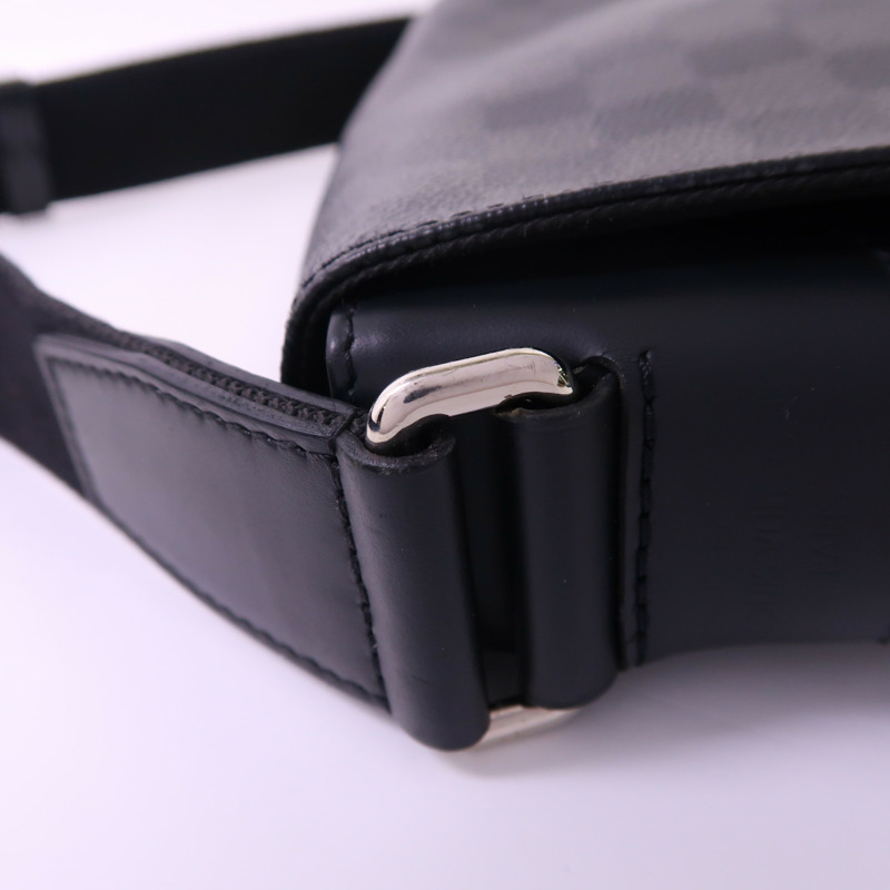 LOUIS VUITTON Damier Graphite Distrist PM銀扣肩背袋-13