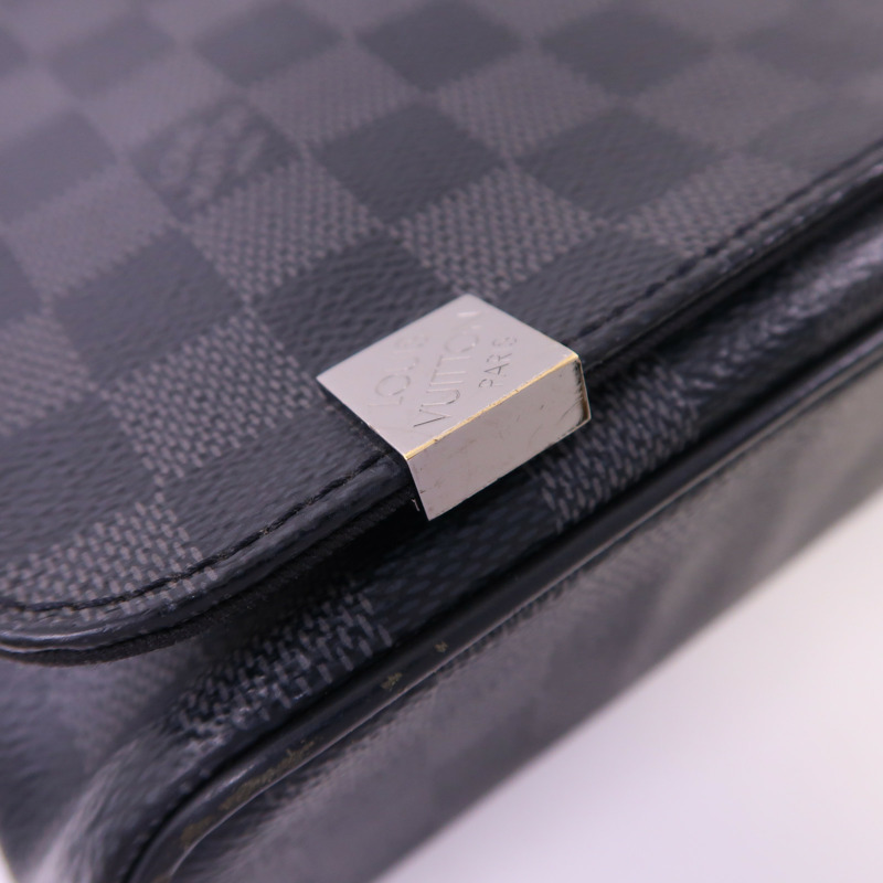 LOUIS VUITTON Damier Graphite Distrist PM銀扣肩背袋-14
