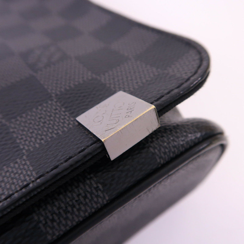 LOUIS VUITTON Damier Graphite Distrist PM銀扣肩背袋-15