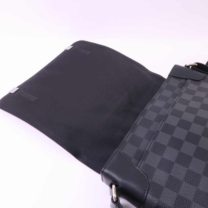 LOUIS VUITTON Damier Graphite Distrist PM銀扣肩背袋-16