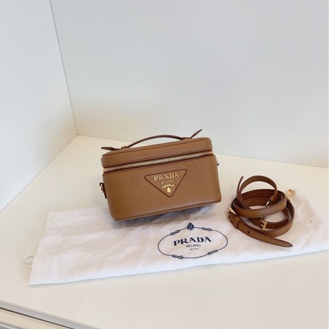 【99新🆕】Prada 焦糖色 栗子棕Lp盒子包/化妝盒子包 荔枝牛皮 金標大三角 手提斜挎包