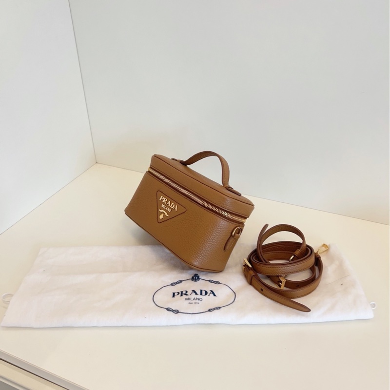 【99新🆕】Prada 焦糖色 栗子棕Lp盒子包/化妝盒子包 荔枝牛皮 金標大三角 手提斜挎包-2
