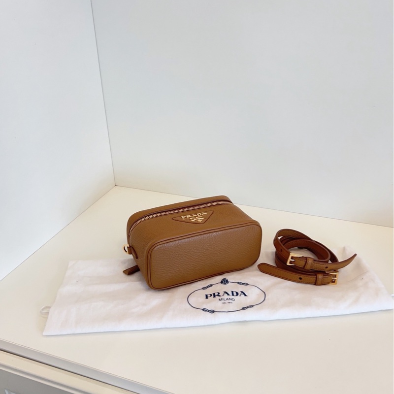 【99新🆕】Prada 焦糖色 栗子棕Lp盒子包/化妝盒子包 荔枝牛皮 金標大三角 手提斜挎包-3