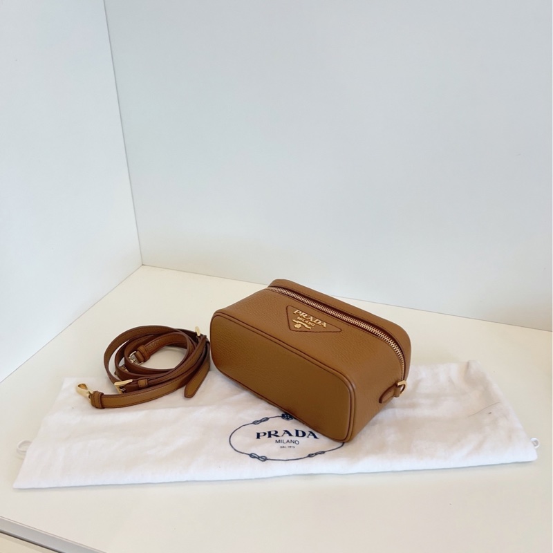 【99新🆕】Prada 焦糖色 栗子棕Lp盒子包/化妝盒子包 荔枝牛皮 金標大三角 手提斜挎包-4